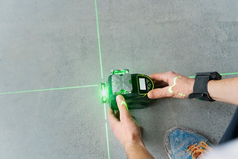 Poziomica czy laser krzyżowy – które narzędzie zapewnia większą dokładność?