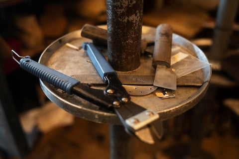 Trasowanie w drewnie i metalu – jakie narzędzia sprawdzą się najlepiej?
