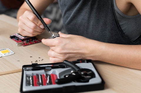 Narzędzia dla elektronika – co przyda się do precyzyjnej pracy z elektroniką?