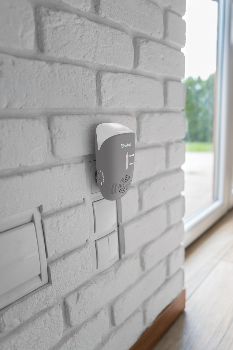 Elektryczny odstraszacz na gryzonie i insekty z lampką LED | CTRL-ID303V