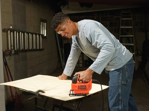 Wyrzynarka o mocy 520 W – precyzyjne cięcie drewna, plastiku i metalu w domowym warsztacie | KS701E-QS