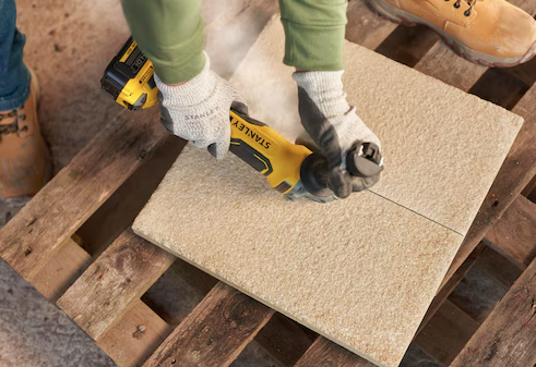 Szlifierka kątowa FatMax 18V 125mm 2x4,0Ah – Wytrzymała i wydajna do ciężkich prac szlifierskich | SFMCG700M2K-QW