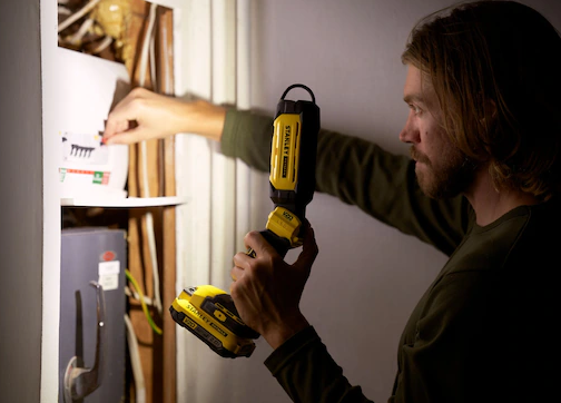 Latarka obrotowa FatMax V20 18V – regulowany kąt świecenia i mocne oświetlenie w każdych warunkach | SFMCL050B-XJ