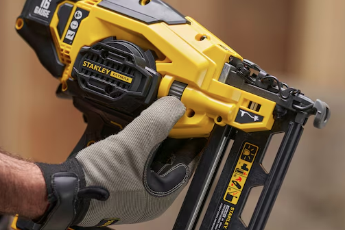 Gwoździarka FatMax V20 16GA – Szybkie i dokładne mocowanie bez potrzeby użycia kompresora | SFMCN616B-XJ