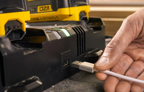 Szybka ładowarka 20V 4Ah z podwójnym portem – szybkie i efektywne ładowanie akumulatorów | SFMCB24-QW