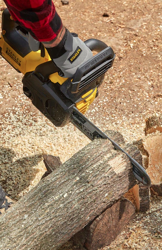 Piła łańcuchowa V20 30 cm 1x4Ah z ładowarką – Wytrzymała i gotowa do intensywnej pracy | SFMCCS630M1-QW