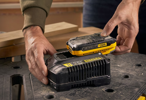 Szybka ładowarka 20V – do akumulatorów 4Ah, kompatybilna z narzędziami V20 | SFMCB14-QW