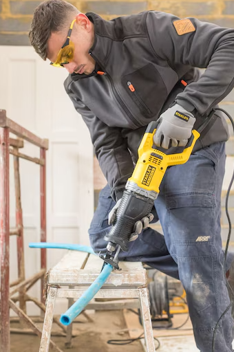 Piła szablasta 900W – doskonale nadaje się do cięcia drewna, metalu i tworzyw sztucznych | FME360-QS