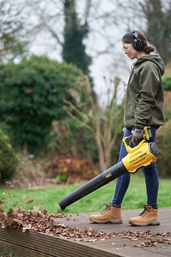 Dmuchawa FatMax V20 18V SOLO – bez akumulatora, idealna do szybkiego oczyszczania powierzchni | SFMCBL7B-XJ