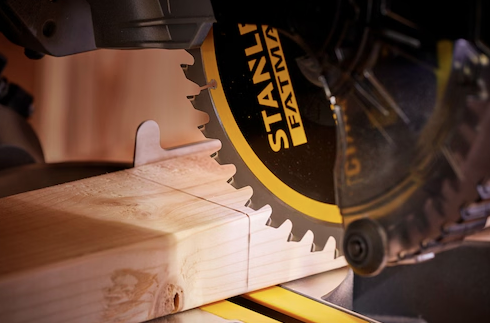 Pilarka ukosowa 190mm 18V FatMax V20 – Dokładne cięcia pod kątem, bez ograniczeń kabla | SFMCS701M1-QW