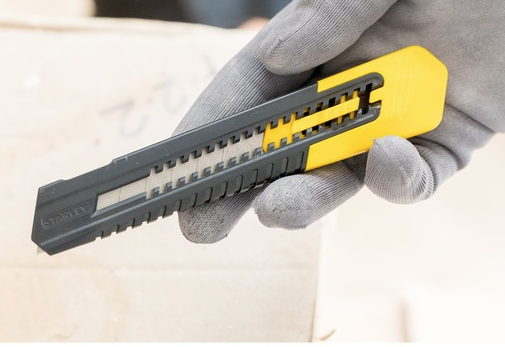 Nożyk łamany 18 mm w obudowie ABS do precyzyjnego cięcia papieru i folii | 1-10-151