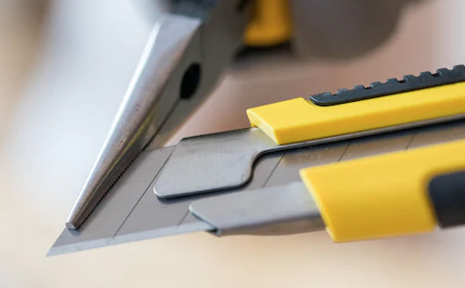 Nóż z ostrzem łamanym 25 mm z metalowym uchwytem – trwałe i precyzyjne narzędzie tnące | 0-10-425