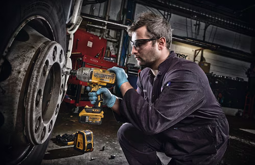 Klucz udarowy DeWALT 18V 1/2" 950Nm, mocny i wydajny do odkręcania śrub w warsztacie | DCF899N-XJ