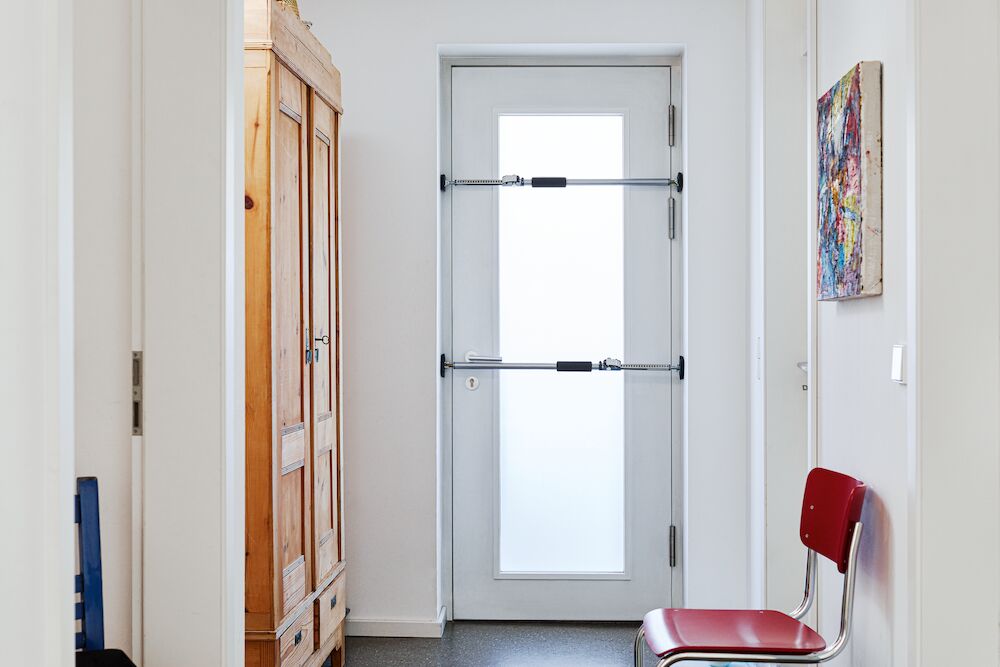 Przyrząd ustalający do montażu ościeżnic drzwi | TMS