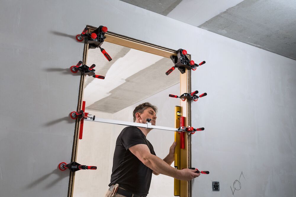 Przyrząd przytrzymujący do montażu ościeżnic drzwi | TFM-2K