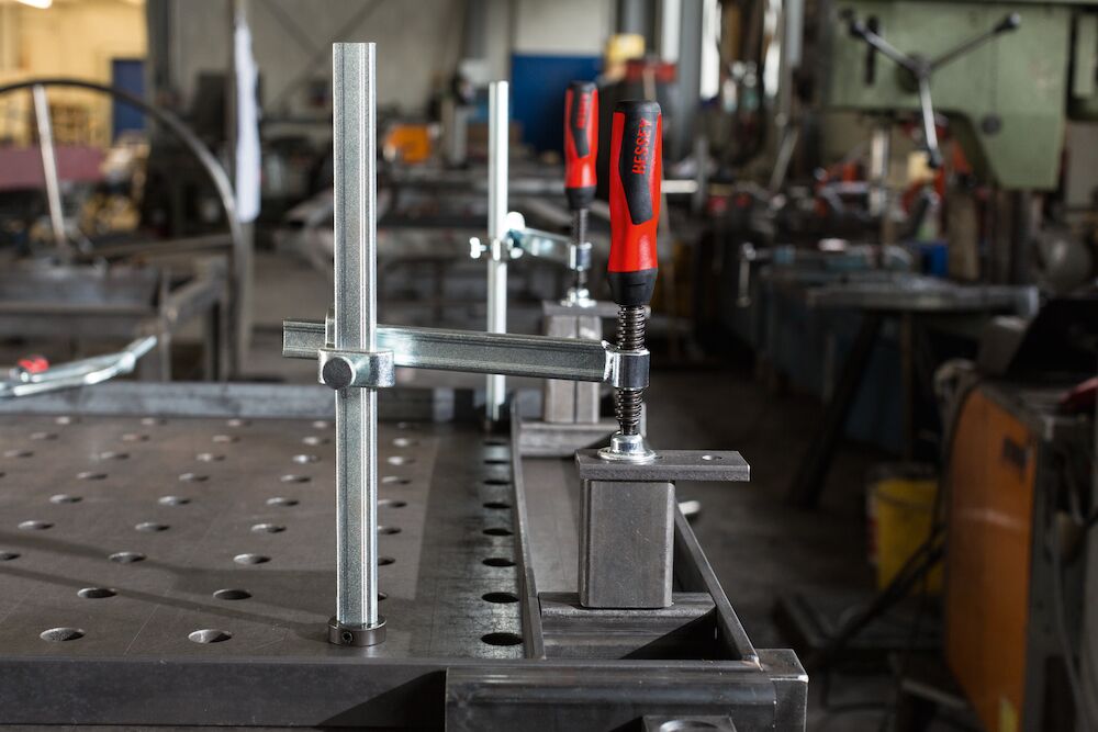 Narzędzie mocujace z regulowanym wysięgiem do stołów spawalniczych | TWV28-30-17-2K