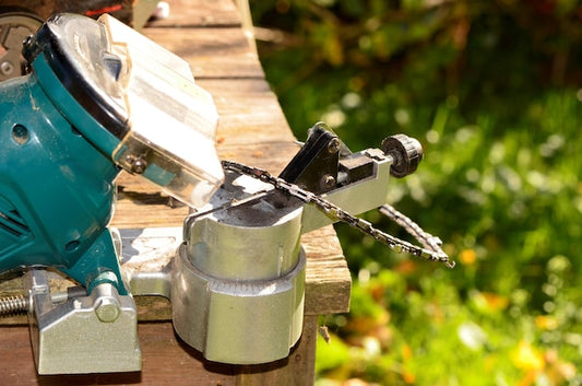Jak ostrzyć łańcuch w pilarce? Praktyczny przewodnik