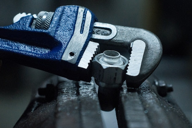 Klucz dynamometryczny akumulatorowy – jak zadbać o precyzyjne dokręcanie śrub?