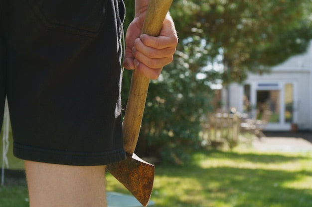 Siekiera do ogrodu – do czego się przydaje oprócz rąbania drewna?