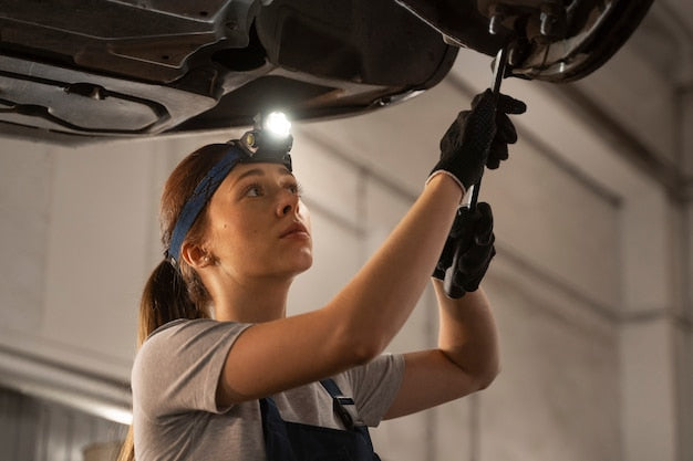 Halogeny robocze vs lampy LED – co lepiej oświetli miejsce pracy?