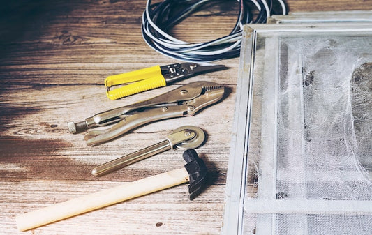 Jak bezpiecznie ciąć kable i przewody? Praktyczne wskazówki dla majsterkowiczów