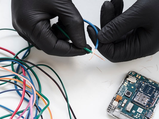 Podstawy lutowania – jak lutować przewody, płytki i drobne elementy?