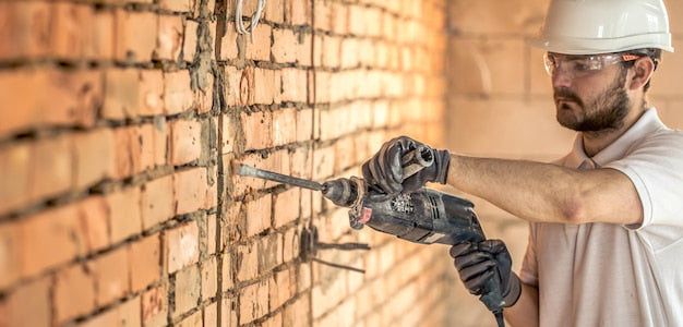 Kiedy warto użyć młota wyburzeniowego zamiast wiertarki z udarem?