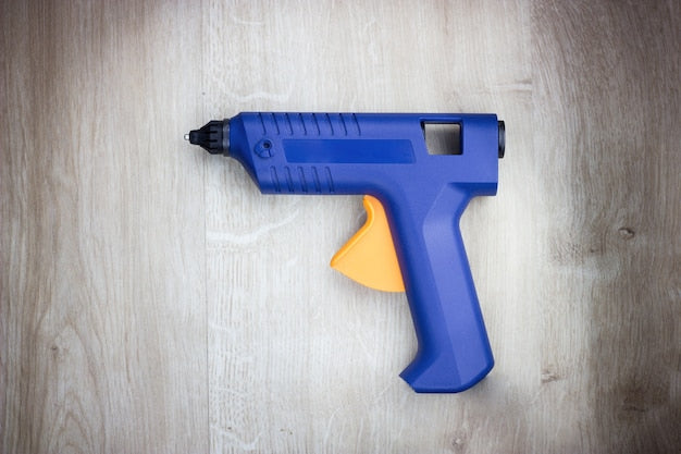 Pistolet do kleju na gorąco – jak wybrać odpowiedni model do warsztatu i domu?