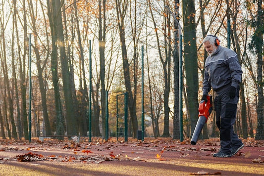 Jak bezpiecznie używać dmuchawy ogrodowej? Praktyczne wskazówki