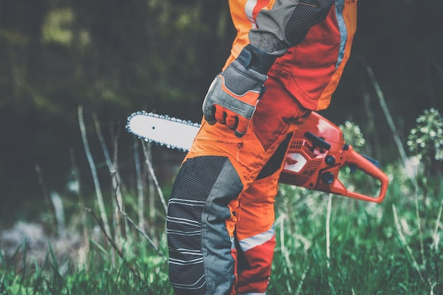 Bezpieczeństwo pracy z pilarką łańcuchową – poradnik dla początkujących