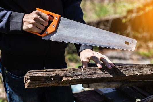 Jak dbać o ostrze piły ręcznej i kiedy je wymieniać?