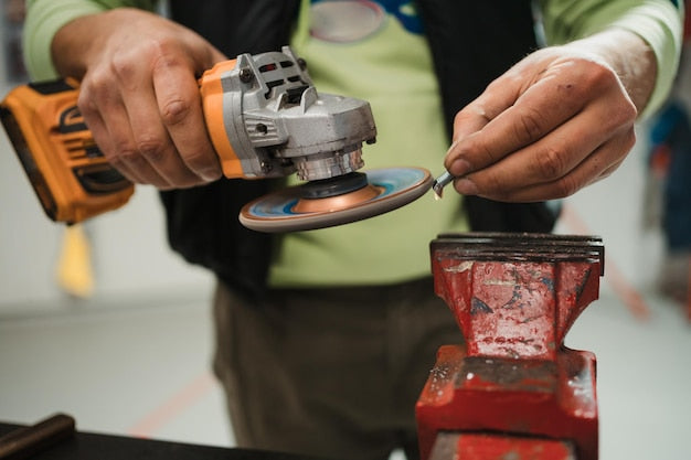 Szlifierka kątowa, mimośrodowa czy taśmowa – którą wybrać do konkretnej pracy?