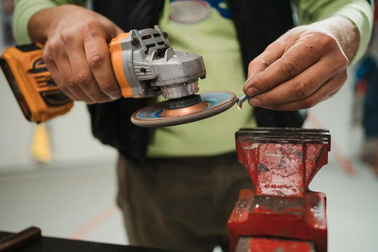 Szlifierka kątowa, mimośrodowa czy taśmowa – którą wybrać do konkretnej pracy?