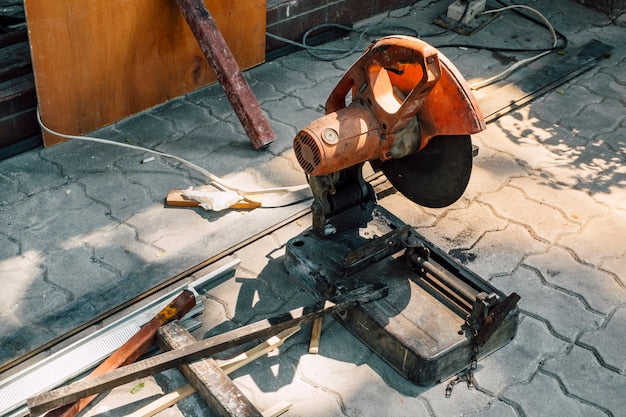 Jak działa młot udarowy i czym różni się od młota wyburzeniowego?