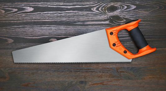 Ręczna piła ogrodowa – do czego służy i jak jej używać bezpiecznie?