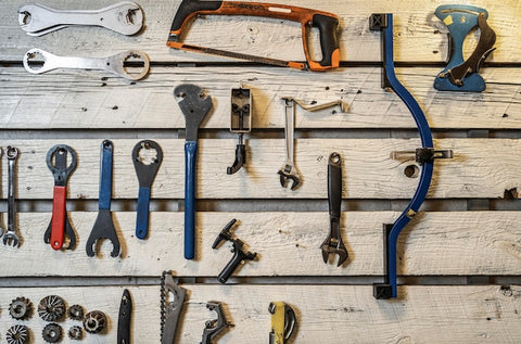 Jak mierzyć kąty w warsztacie? Przegląd narzędzi i metod