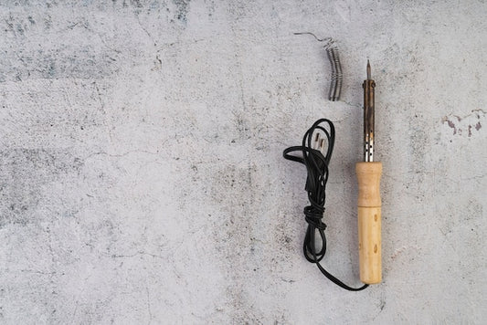 Jaką lutownicę wybrać na początek? Poradnik dla początkujących majsterkowiczów