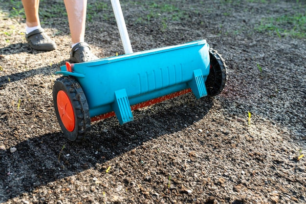 Jak działa ręczny siewnik ogrodowy i jak go ustawić?