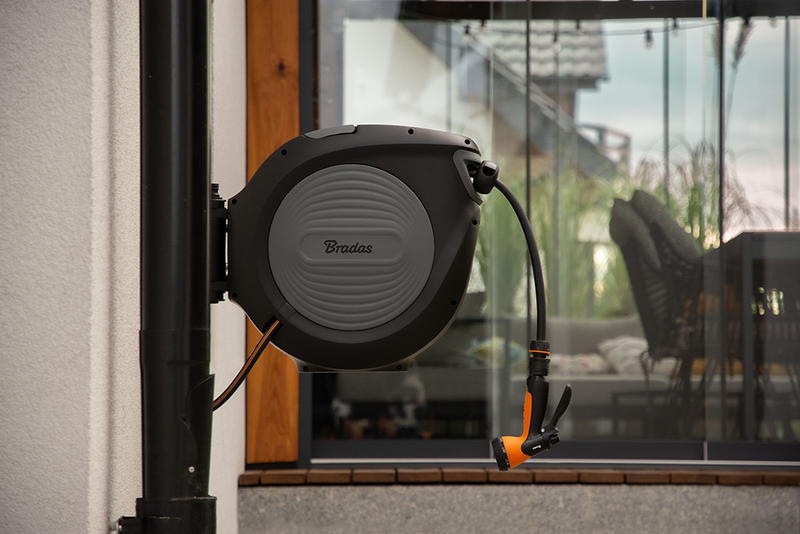 Automatyczny bęben ogrodowy z wężem 1/2 20 m i akcesoriami BLACK LINE | ECO-W1B20