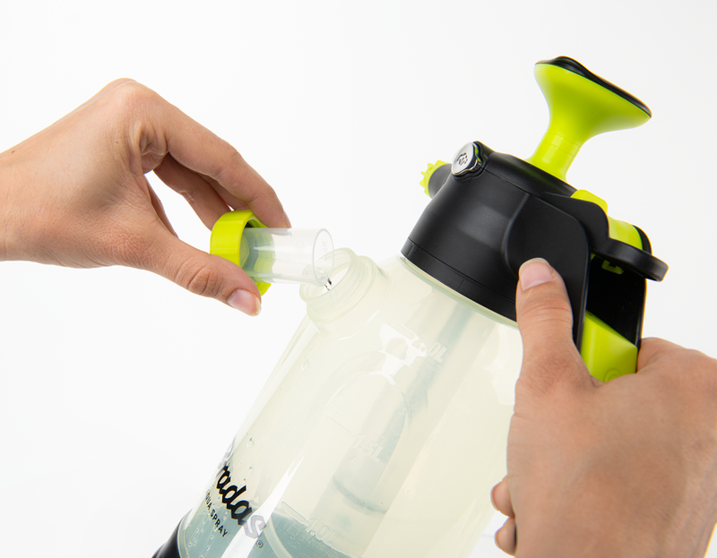 Opryskiwacz AQUA SPRAY CLEAR 2 L z bocznym wlewem do łatwego podlewania i ochrony roślin w ogrodzie | AS0200CL/SF