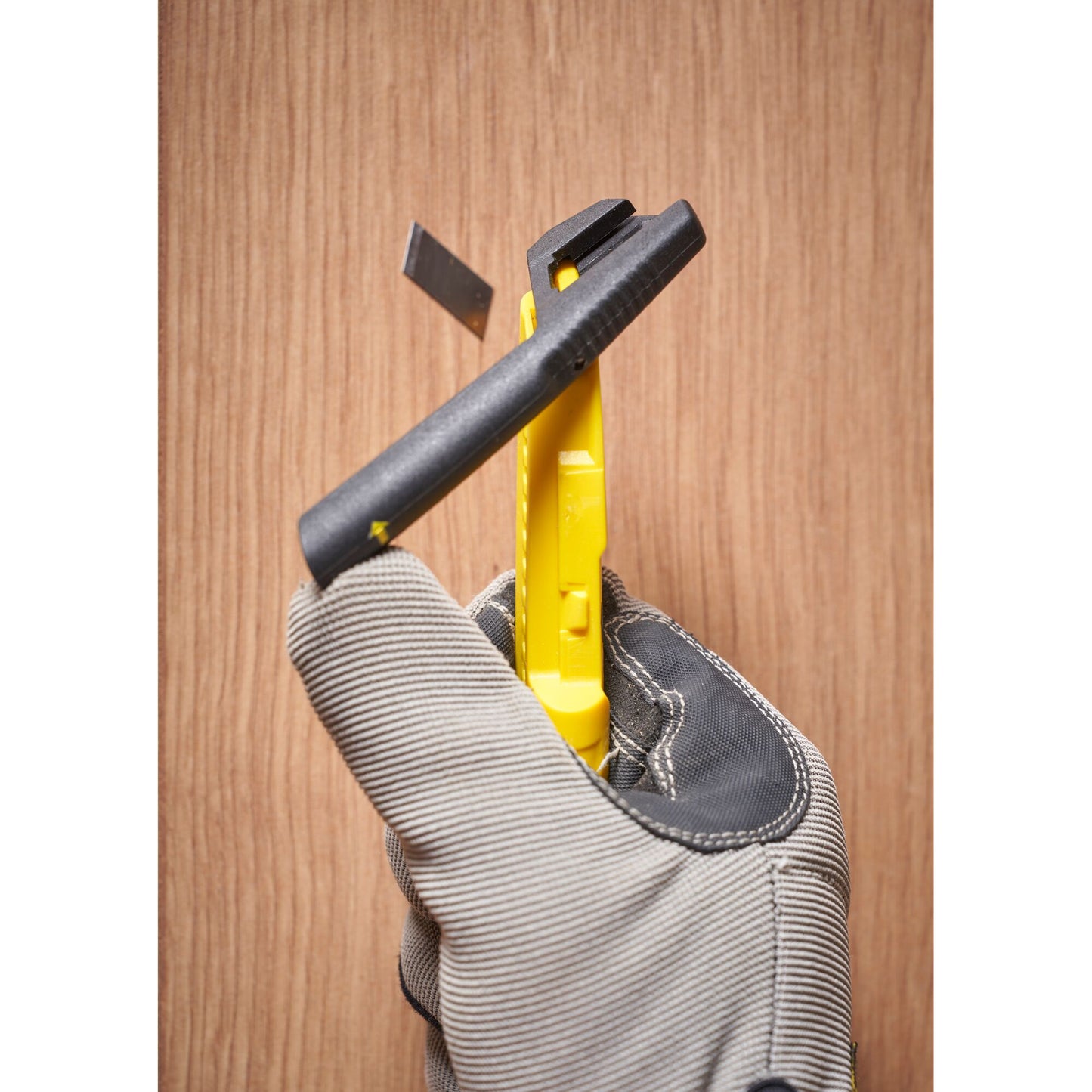 Nóż 18 mm z systemem odłamywania ostrza, trwały i wygodny do cięcia materiałów | STHT10489-1