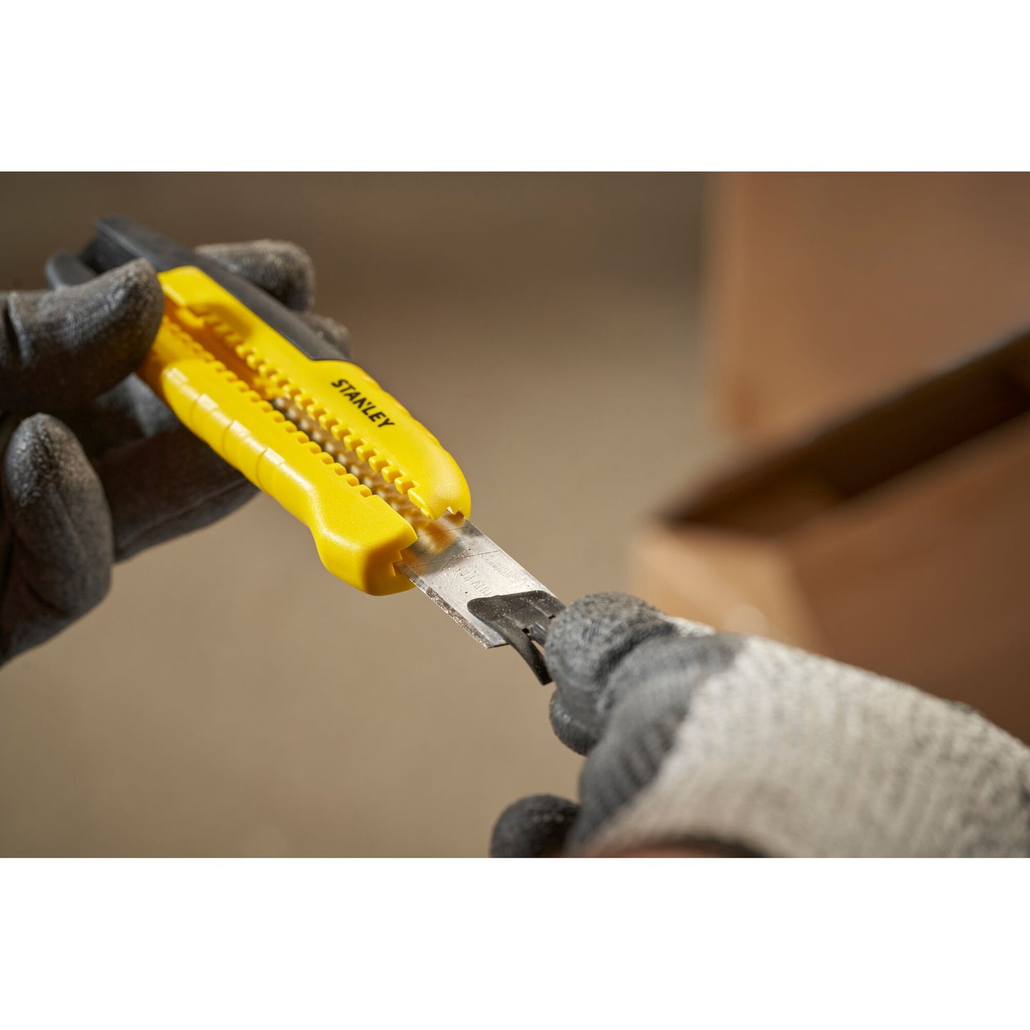 Nóż 18 mm z systemem odłamywania ostrza, trwały i wygodny do cięcia materiałów | STHT10489-1