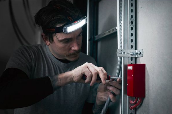 Lampa czołowa GLEAM 600 RE – czołówka IP66 600lm 6 godzin pracy | 690000336