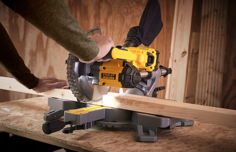 Pilarka ukosowa 190mm 18V FatMax V20 – Dokładne cięcia pod kątem, bez ograniczeń kabla | SFMCS701M1-QW