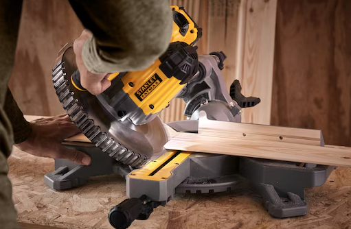 Pilarka ukosowa 190mm 18V FatMax V20 – Dokładne cięcia pod kątem, bez ograniczeń kabla | SFMCS701M1-QW