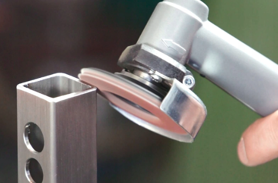 SZLIFIERKA KĄTOWA MINI Z REGULACJĄ AKUMULATOROWA ZESTAW LHW/A | 29815