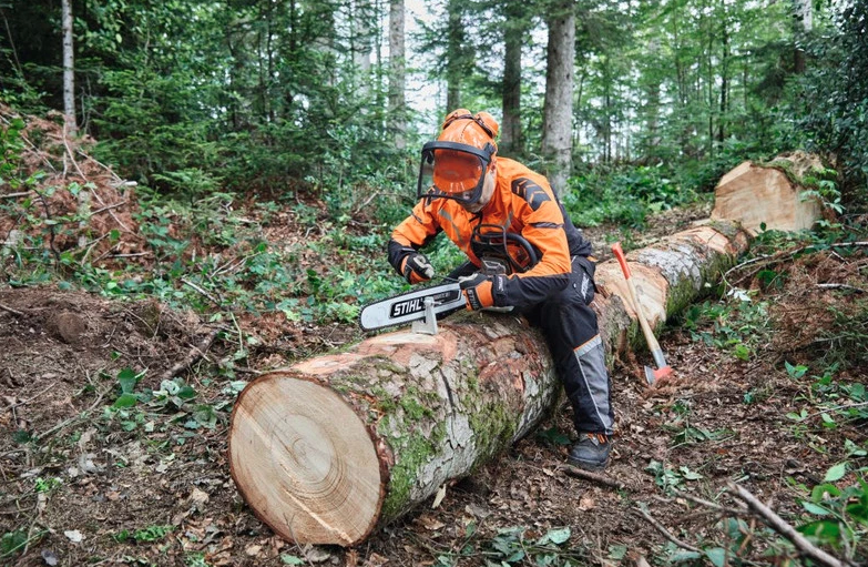 Hełm ochronny  DYNAMIC Light zapewniający bezpieczeństwo głowy i komfort użytkowania podczas pracy | 0000-888-0825