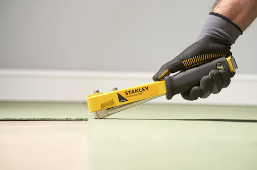 Zszywacz młotkowy do szybkiego i wygodnego mocowania materiałów tapicerskich | 6-PHT150