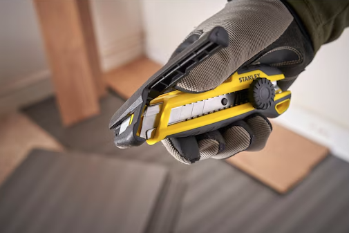 Nóż 18 mm z systemem odłamywania ostrza i pokrętłem | STHT10500-0