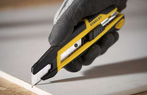 Nóż 18 mm z systemem odłamywania ostrza i pokrętłem | STHT10500-0